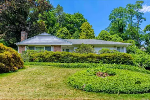 30 Hillcrest Dr, Great Neck, NY 11021