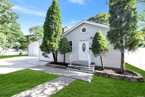 99 Lakeview Dr, Mastic Beach, NY 11951
