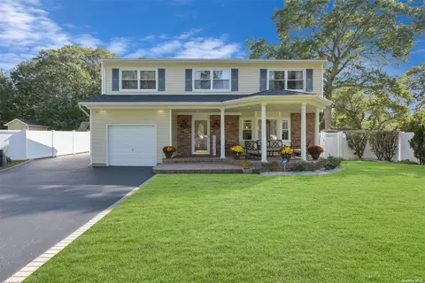 18 Fairway Ln, Ronkonkoma, NY 11779