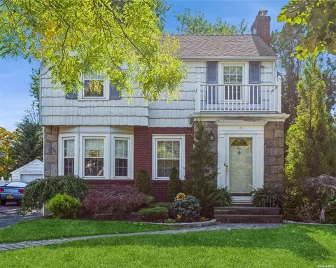93 Doncaster Rd, Malverne, NY 11565