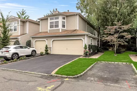 46 Sagamore Dr #46, Plainview, NY 11803