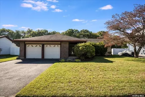 896 Greenbelt Pkwy W, Holbrook, NY 11741