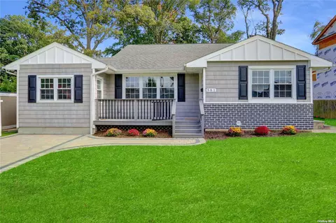 581 Rockne Ave, Massapequa Park, NY 11762