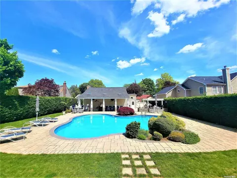 19 Preston Ln, Syosset, NY 11791