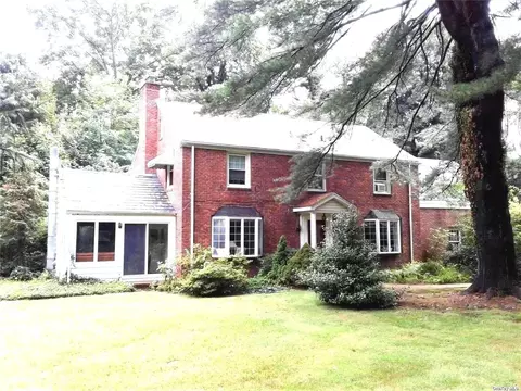 26 Hicks Ln, Old Westbury, NY 11568