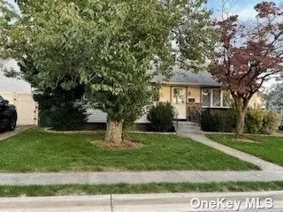 252 N 6th St, Bethpage, NY 11714