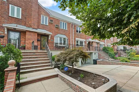 63-44 72nd St, Middle Village, NY 11379
