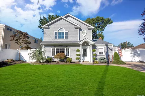 108 Roosevelt Ave, Massapequa Park, NY 11762