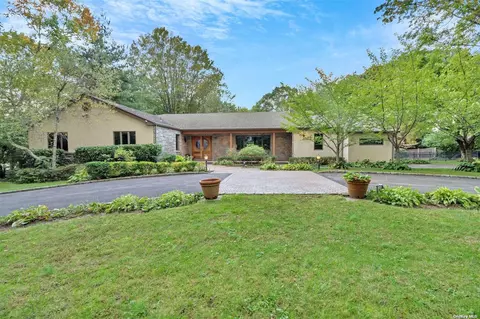 39 Cornwall Ln, Sands Point, NY 11050