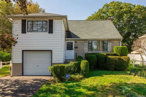 682 County Line Rd, Amityville, NY 11701