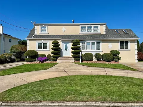 239 Farmers Ave, Lindenhurst, NY 11757