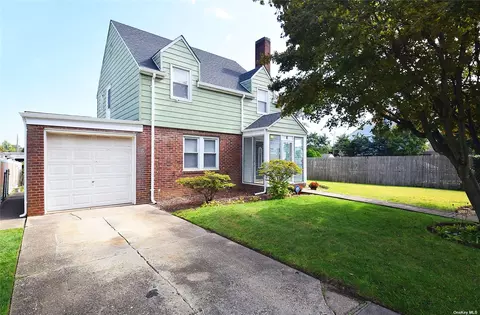 24 High Pl, Freeport, NY 11520