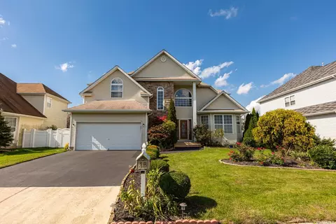 18 Peachtree, Holtsville, NY 11742