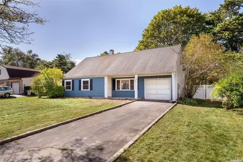 96 Matsunaye Dr, Medford, NY 11763