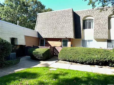 90 Glen Hollow Dr #90, Port Jefferson Station, NY 11776