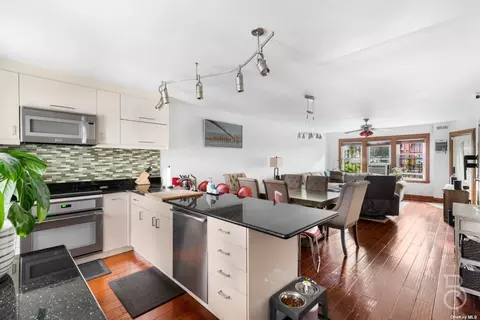 27-25 12th St, Astoria, NY 11102