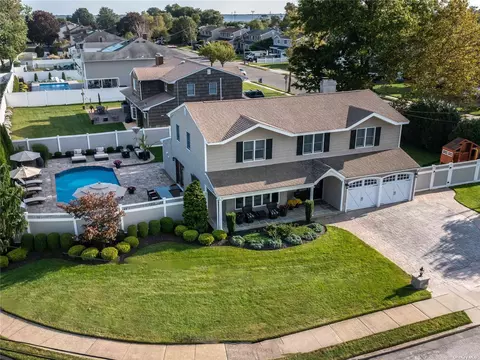 42 Duck Ln, West Islip, NY 11795