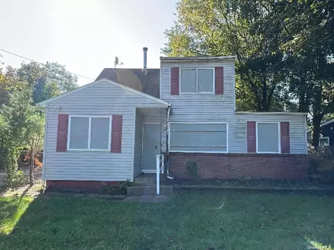 37 E Halley Ln, Central Islip, NY 11722