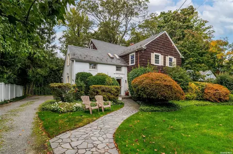 215 Shoreward Dr, Great Neck, NY 11021