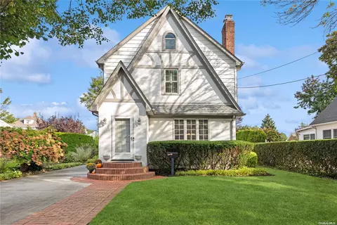 175 Lanier Pl, Westbury, NY 11590