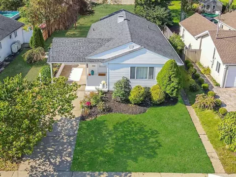 2492 Park Pl, Bellmore, NY 11710