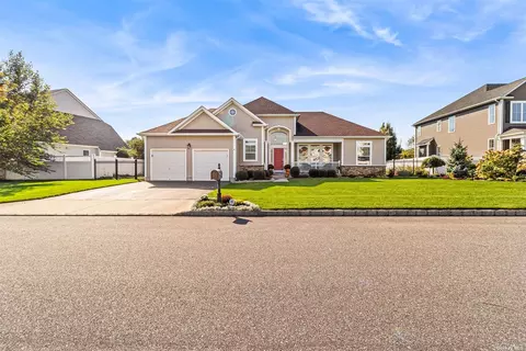 8 Mulberry Ln, Ridge, NY 11961