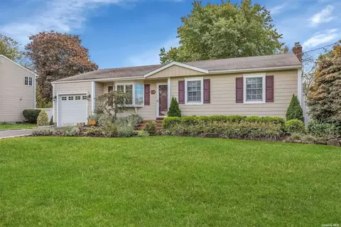 22 Bethesda Ln, Sayville, NY 11782