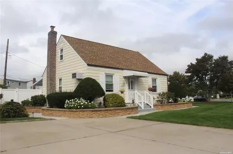 47 Oriole Rd, Levittown, NY 11756