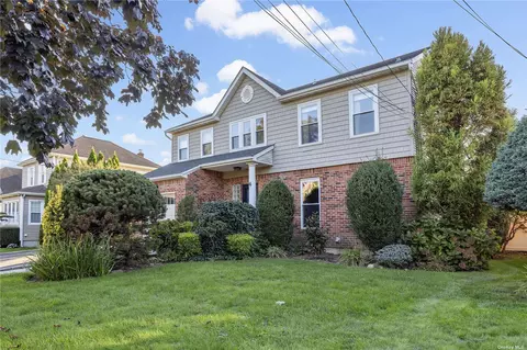 4 Wellington Rd S, Garden City, NY 11530