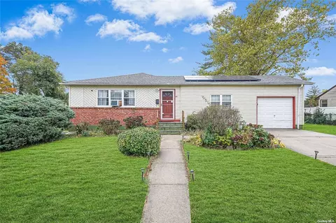26 Bentley Rd, Amityville, NY 11701