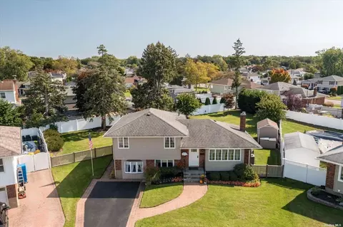 4 Darlene Ter, Farmingdale, NY 11735