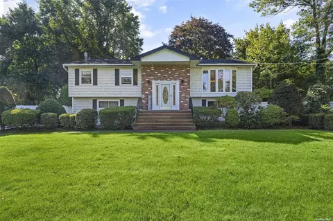 4 Daron Ln, Commack, NY 11725