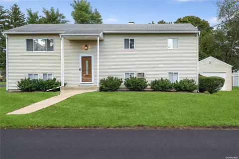 101 Centerwood St, West Babylon, NY 11704