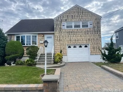 97 Martha St, Freeport, NY 11520