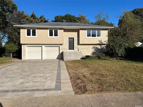 85 Yale Ave, Oakdale, NY 11769