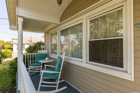 25 Easton St, Lindenhurst, NY 11757