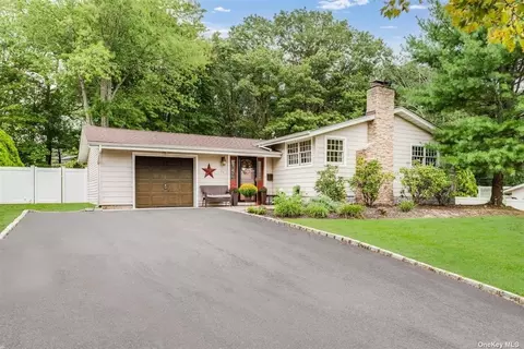 34 Lauren Ave, Dix Hills, NY 11746