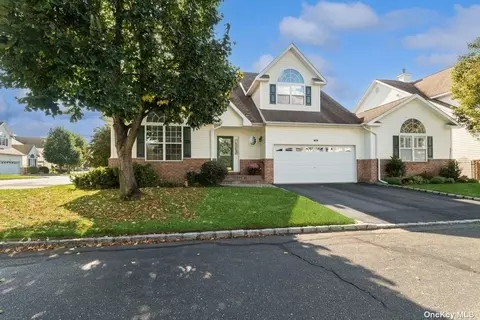 18 William Ln #18, Mount Sinai, NY 11766