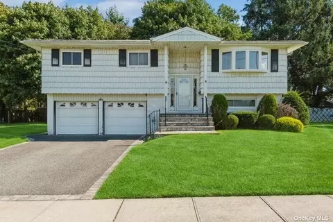 6 Paula St, Hicksville, NY 11801