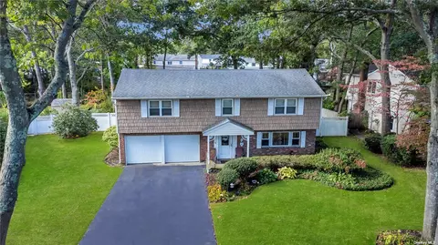 4 Cody Pl, Lake Grove, NY 11755