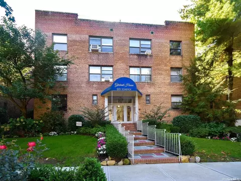 90 Schenck Ave #2N, Great Neck, NY 11021