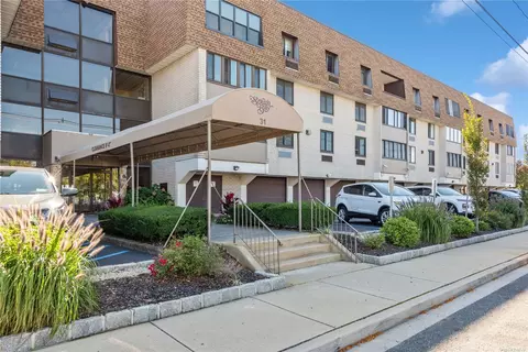 31 Casino St #2I, Freeport, NY 11520