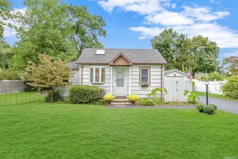 540 Annette Ave, Smithtown, NY 11787