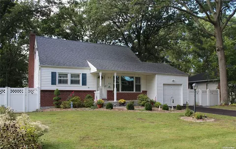 26 Reilly St, West Islip, NY 11795