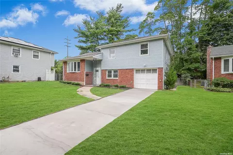 35 Coral Ct, Malverne, NY 11565