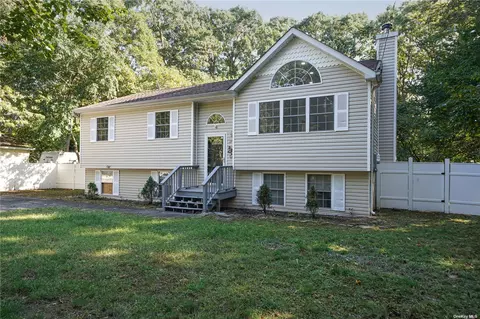 17 Barclay Rd, Mastic Beach, NY 11951