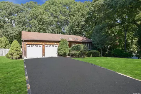 3 Springbriar Ln, Kings Park, NY 11754