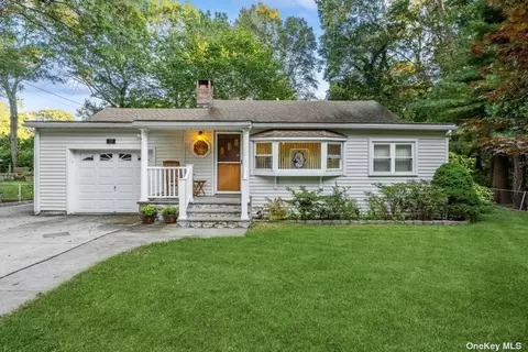 15 Cruise St, Riverhead, NY 11901