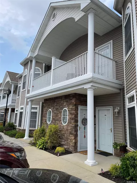 16 Jacqueline Way #16, North Babylon, NY 11703
