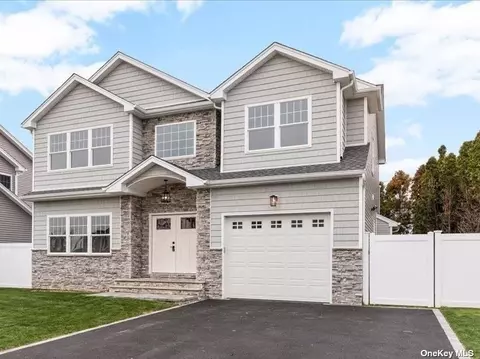 41 Surrey Ln, Plainview, NY 11803